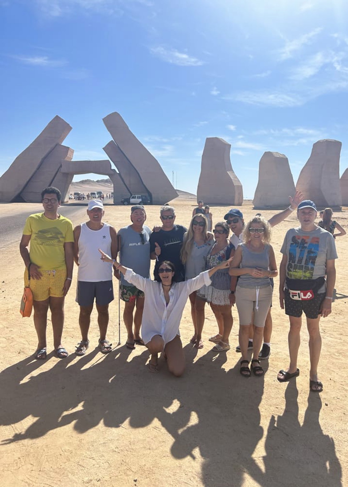 FOTO DI GRUPPO IN GITA NEL DESERTO